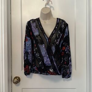 ALICE & OLIVIA LACE FLORAL PATTERN VNECK BLOUSE SIZE XS